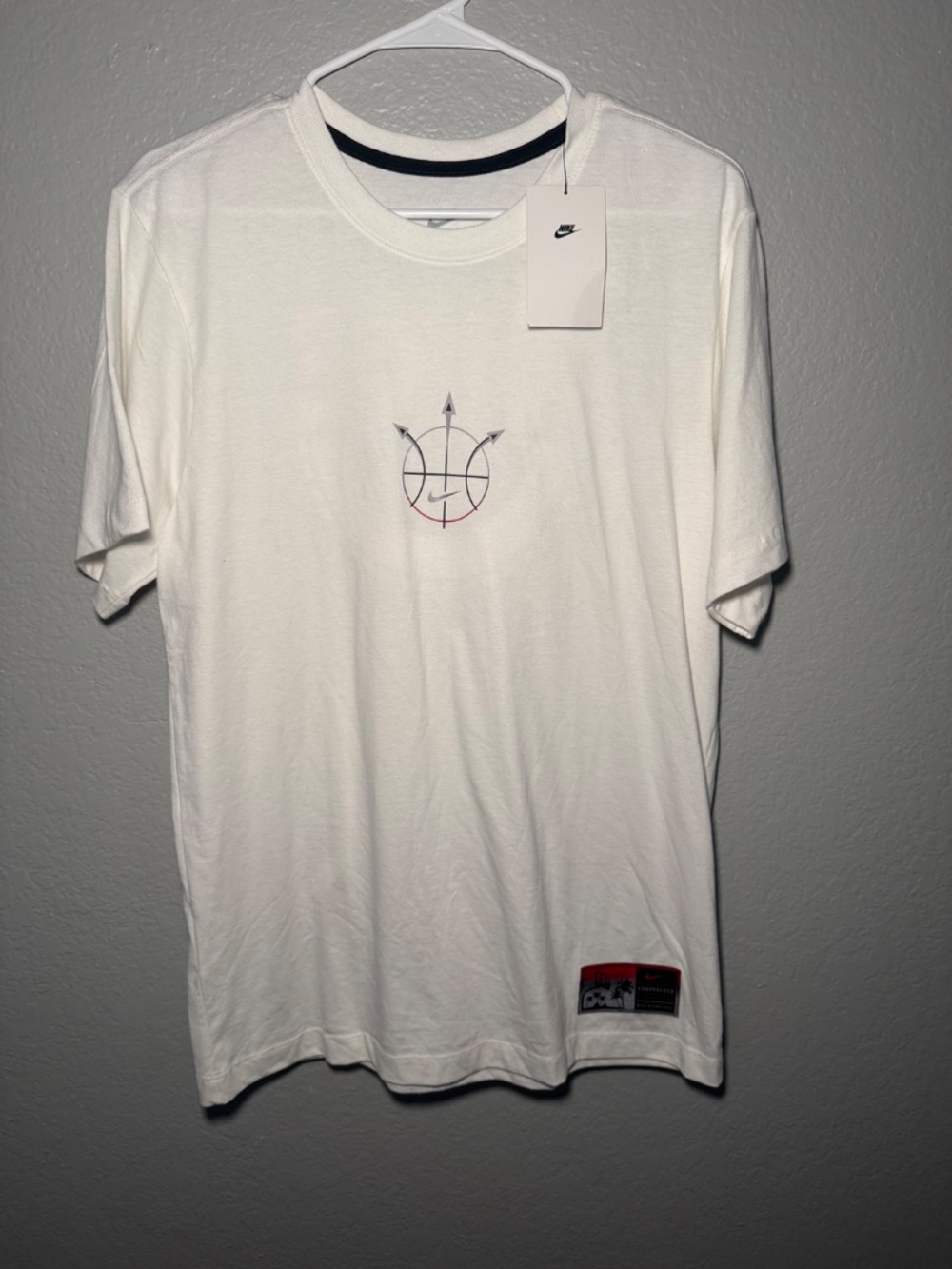 Nike Basketball White Tee Small - Picture 2 of 8